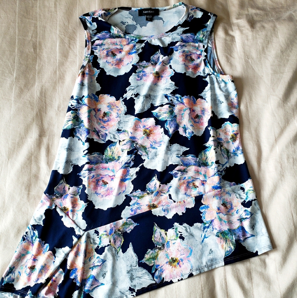 Top/tunic floral sleeveless, worn once